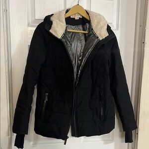 Stylish Black Puffer Jacket with Cream Lining